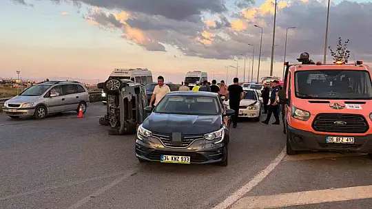 Kayseri'de otomobil trafik ışıklarında bekleyen 4 araca çarptı: 4 yaralı