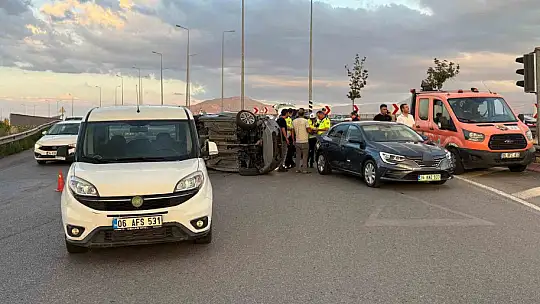 Kayseri'de otomobil trafik ışıklarında bekleyen 4 araca çarptı: 4 yaralı