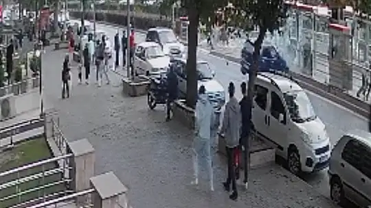 Kayseri'de otomobil tramvay durağına çarptı: 1 yaralı