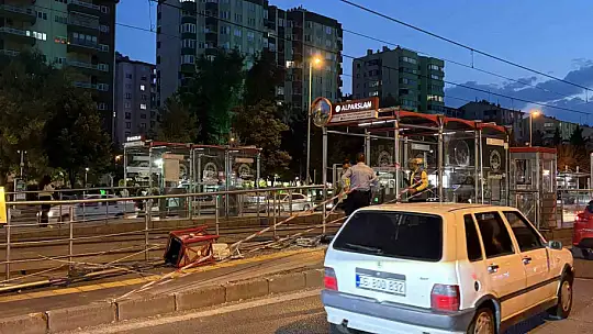 Kayseri'de otomobil tramvay durağına çarptı: 1 yaralı