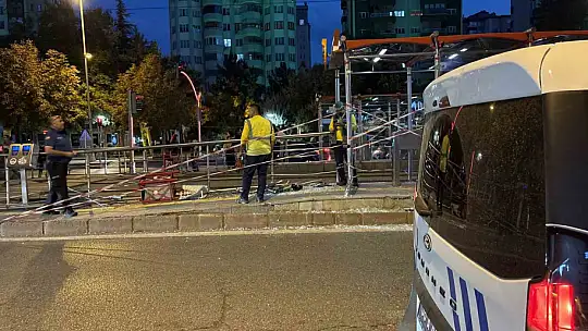 Kayseri'de otomobil tramvay durağına çarptı: 1 yaralı