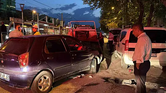 Kayseri'de otomobil tramvay durağına çarptı: 1 yaralı