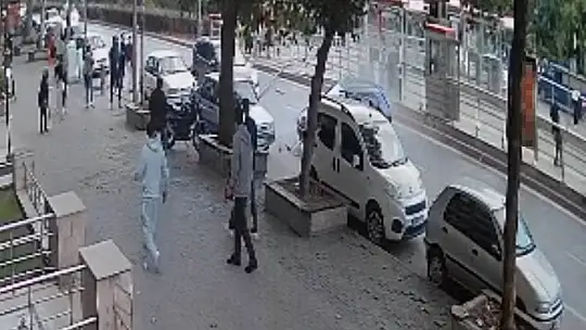 Kayseri'de otomobil tramvay durağına çarptı: 1 yaralı