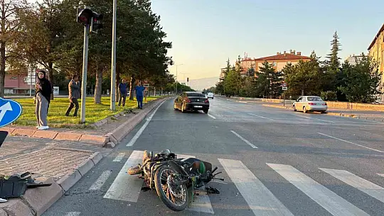 Kayseri'de otomobilin çarptığı motosiklet sürücüsü ağır yaralandı