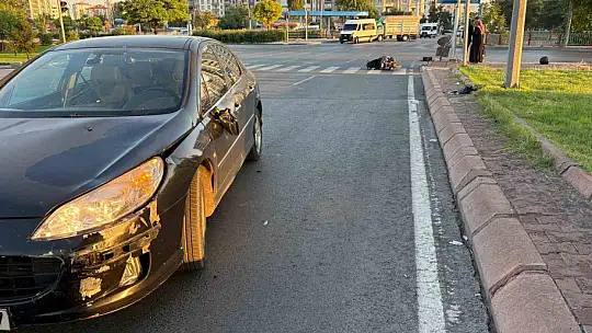 Kayseri'de otomobilin çarptığı motosiklet sürücüsü ağır yaralandı