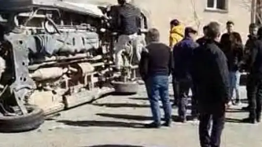 Kayseri'de otomobille çarpışan öğrenci servisi yan yattı