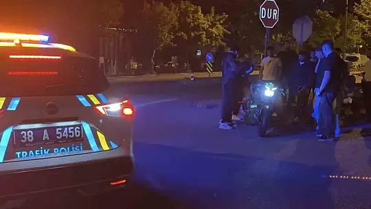 Kayseri'de otomobille motosiklet çarpıştı: 1'i ağır 2 yaralı