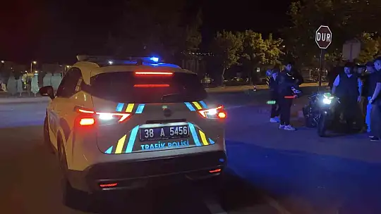 Kayseri'de otomobille motosiklet çarpıştı: 1'i ağır 2 yaralı