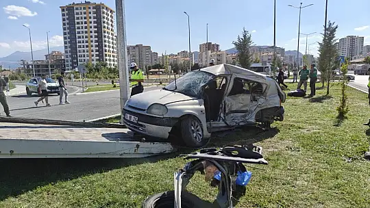 Kayseri'de otomobiller çarpıştı: 2 ölü, 2 yaralı