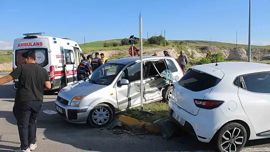 Kayseri'de otomobiller çarpıştı: 1'i ağır 6 yaralı
