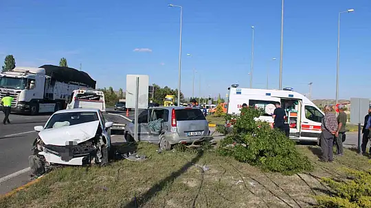Kayseri'de otomobiller çarpıştı: 1'i ağır 6 yaralı