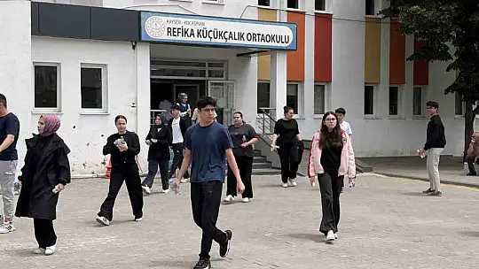 Kayseri'de polis geç kalan adayları sınava yetiştirmek için seferber oldu
