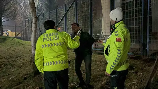 Kayseri'de polisin 'dur' ihtarına uymayarak, kaçan alkollü sürücü alkometreyi üflemek için direndi