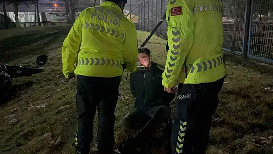 Kayseri'de polisin 'dur' ihtarına uymayarak, kaçan alkollü sürücü alkometreyi üflemek için direndi