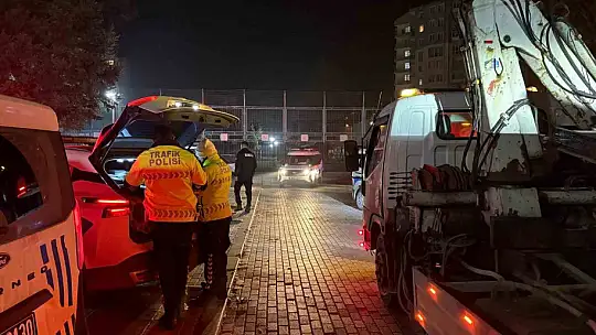 Kayseri'de polisin 'dur' ihtarına uymayarak, kaçan alkollü sürücü alkometreyi üflemek için direndi