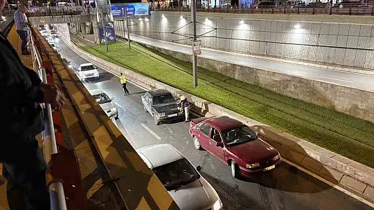 Kayseri'de polisin özverili çalışması, trafiğin kilitlenmesinin önüne geçti