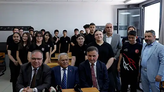 Kayseri'de protokol, öğrencilerin karne heyecanına ortak oldu