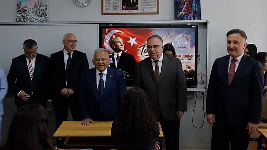 Kayseri'de protokol, öğrencilerin karne heyecanına ortak oldu