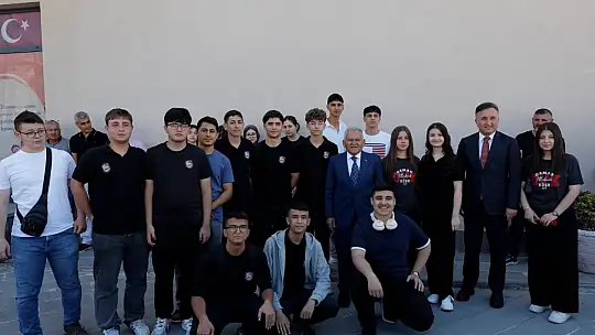 Kayseri'de protokol, öğrencilerin karne heyecanına ortak oldu