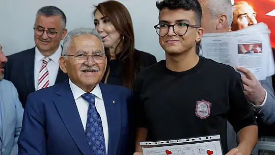 Kayseri'de protokol, öğrencilerin karne heyecanına ortak oldu