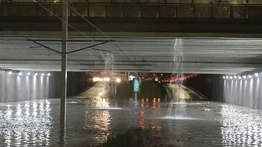 Kayseri'de sağanak hayatı felç etti