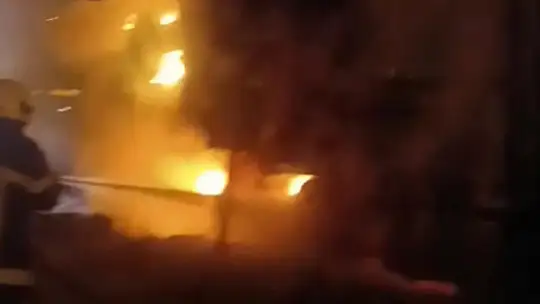 Kayseri'de sebze ve meyve yüklü kamyon alevlere teslim oldu