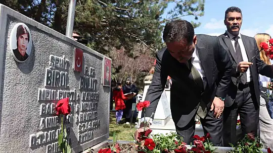 Kayseri'de şehitler mezarları başında anıldı