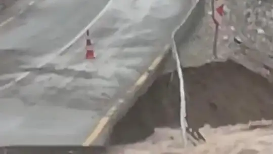 Kayseri'de sel yolu çökertti