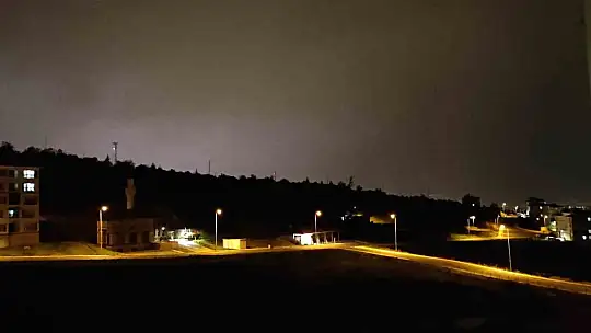 Kayseri'de şimşekler geceyi aydınlattı