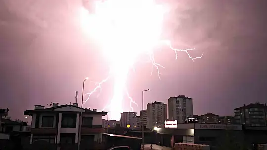Kayseri'de şimşekler geceyi aydınlattı