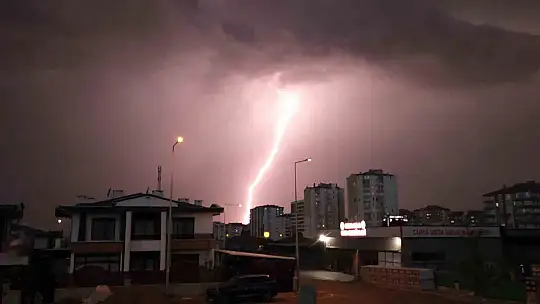 Kayseri'de şimşekler geceyi aydınlattı