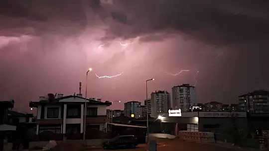 Kayseri'de şimşekler geceyi aydınlattı