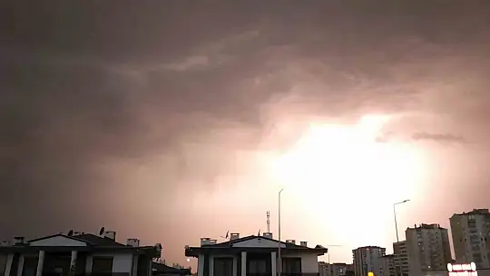 Kayseri'de şimşekler geceyi aydınlattı