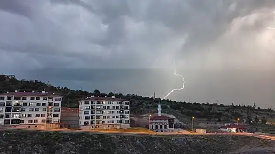 Kayseri'de şimşekler geceyi aydınlattı