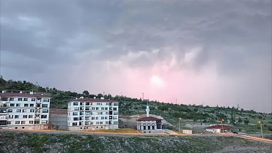 Kayseri'de şimşekler geceyi aydınlattı