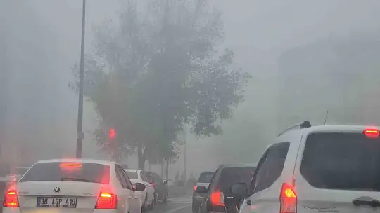 Kayseri'de sis görüş mesafesini düşürdü