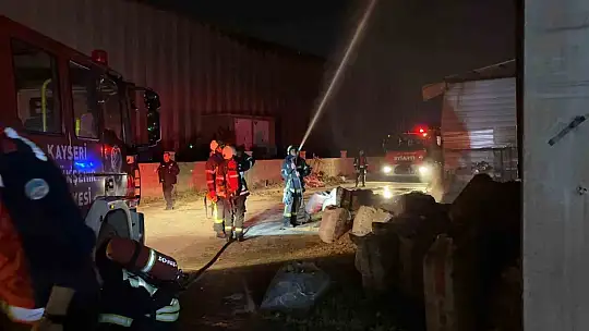 Kayseri'de sünger fabrikasında yangın