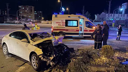 Kayseri'de SUV araç ile otomobil çarpıştı: 3'ü ağır 4 yaralı