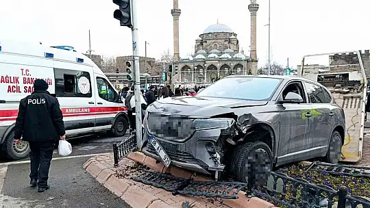 Kayseri'de SUV araç yayaların arasına daldı: 5 yaralı