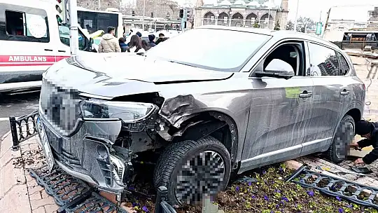 Kayseri'de SUV araç yayaların arasına daldı: 5 yaralı