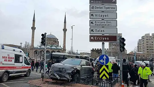 Kayseri'de SUV araç yayaların arasına daldı: 5 yaralı