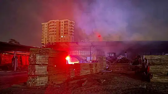 Kayseri'de talaş briketleme makinasında çıkan yangın büyümeden söndürüldü