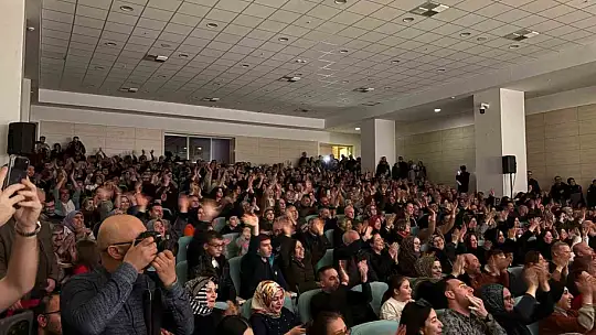 Kayseri'de Talha Bora Öge konserine yoğun ilgi