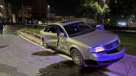 Kayseri'de ticari taksi otomobil ile çarpıştı: 1 yaralı