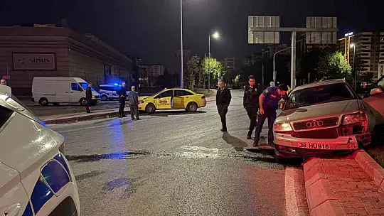 Kayseri'de ticari taksi otomobil ile çarpıştı: 1 yaralı