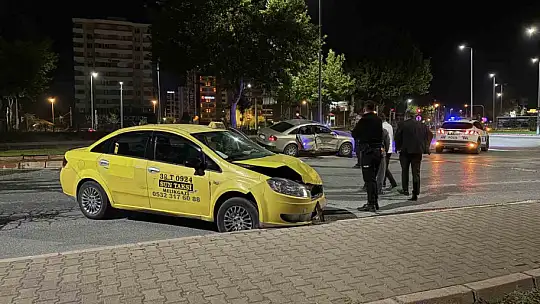 Kayseri'de ticari taksi otomobil ile çarpıştı: 1 yaralı