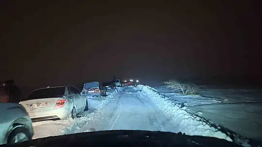 Kayseri'de tipi nedeniyle yolda mahsur kalan 100'ü aşkın vatandaş kurtarıldı