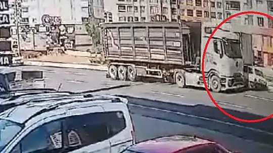 Kayseri'de tırla çarpışan otomobilin takla attığı kaza kamerada