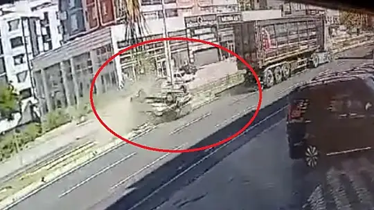 Kayseri'de tırla çarpışan otomobilin takla attığı kaza kamerada