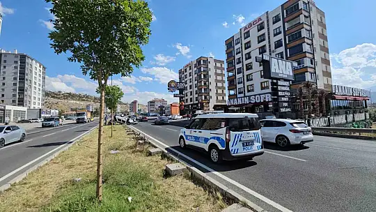 Kayseri'de tırla çarpışan otomobilin takla attığı kaza kamerada